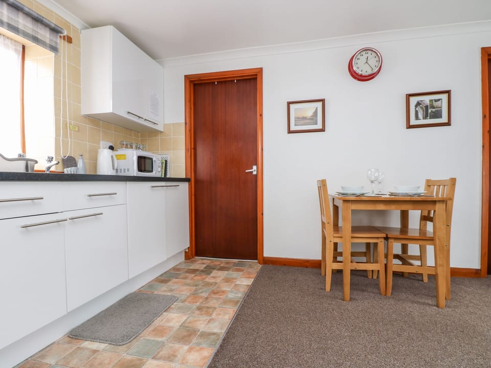 Cottage | Private kitchen | Fridge, microwave, electric kettle, toaster