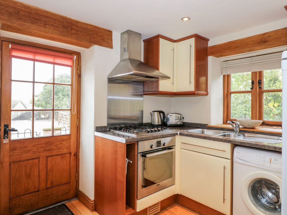 Cottage | Private kitchen | Fridge, microwave, electric kettle, toaster