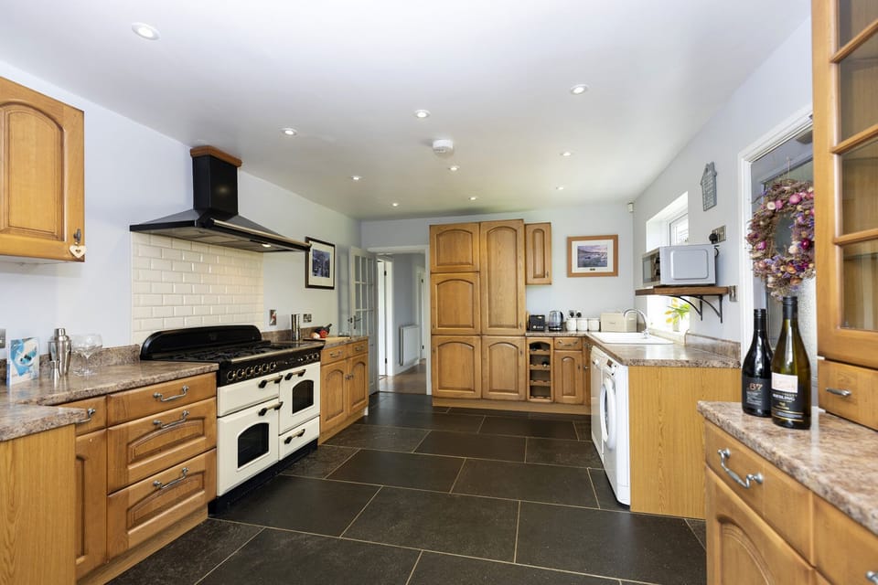 Cottage | Private kitchen | Fridge, microwave, dishwasher, electric kettle