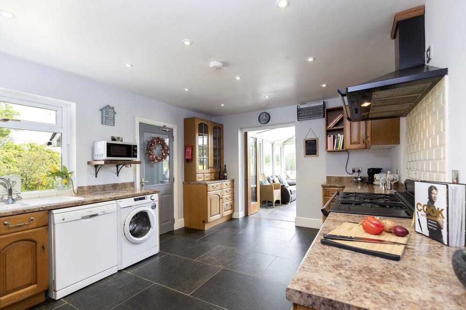 Cottage | Private kitchen | Fridge, microwave, dishwasher, electric kettle