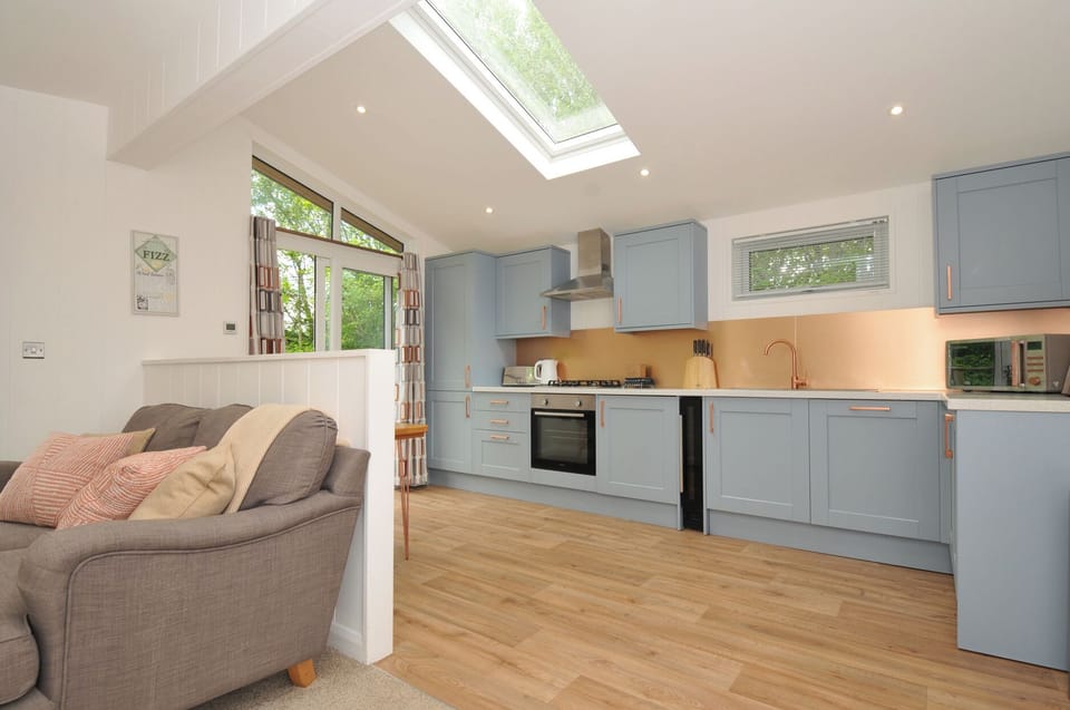 Cottage | Private kitchen | Fridge, microwave, electric kettle, cookware/dishes/utensils
