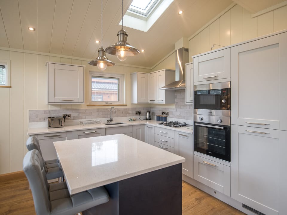 Cottage | Private kitchen | Fridge, microwave, dishwasher, electric kettle