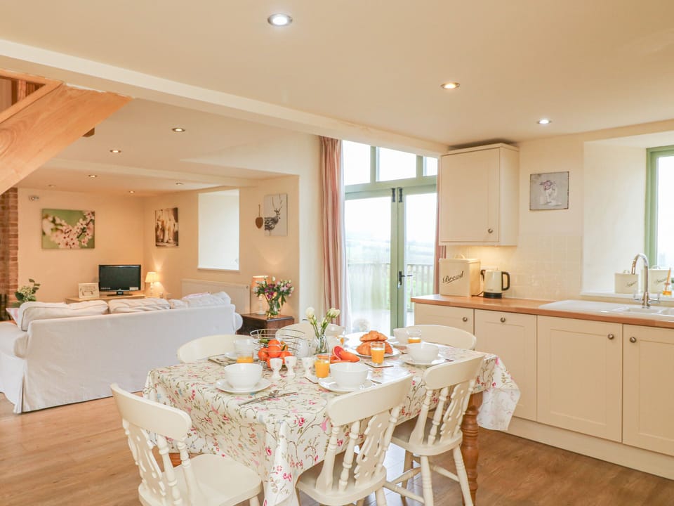 Cottage | Private kitchen | Fridge, microwave, dishwasher, electric kettle