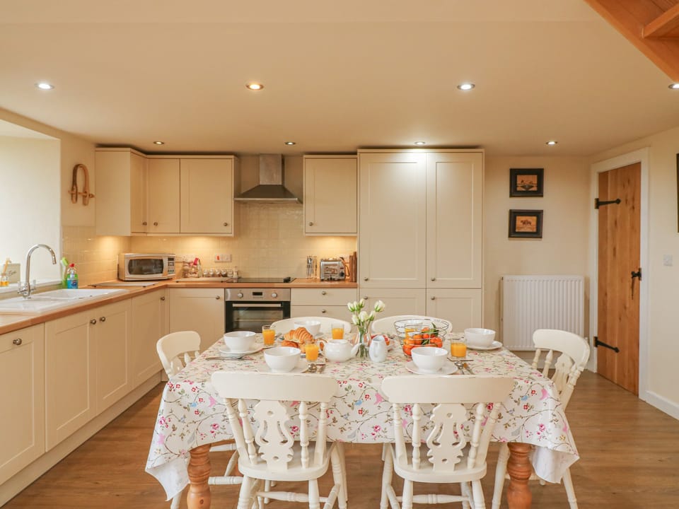 Cottage | Private kitchen | Fridge, microwave, dishwasher, electric kettle