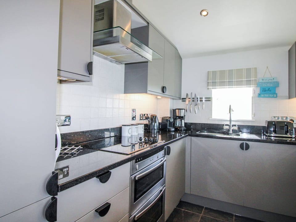 Cottage | Private kitchen | Fridge, microwave, dishwasher, cookware/dishes/utensils