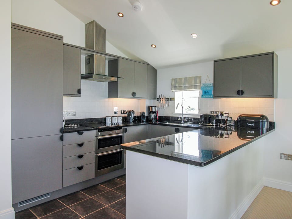 Cottage | Private kitchen | Fridge, microwave, dishwasher, cookware/dishes/utensils