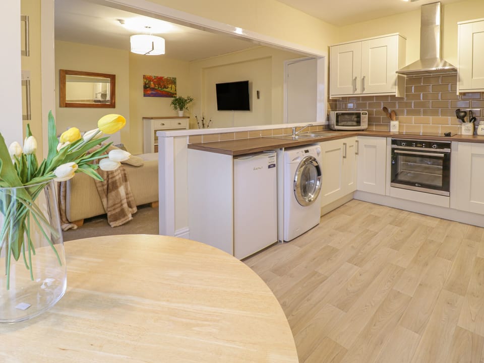 Cottage | Private kitchen | Fridge, microwave, electric kettle, toaster