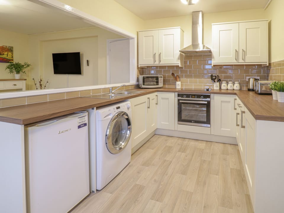 Cottage | Private kitchen | Fridge, microwave, electric kettle, toaster