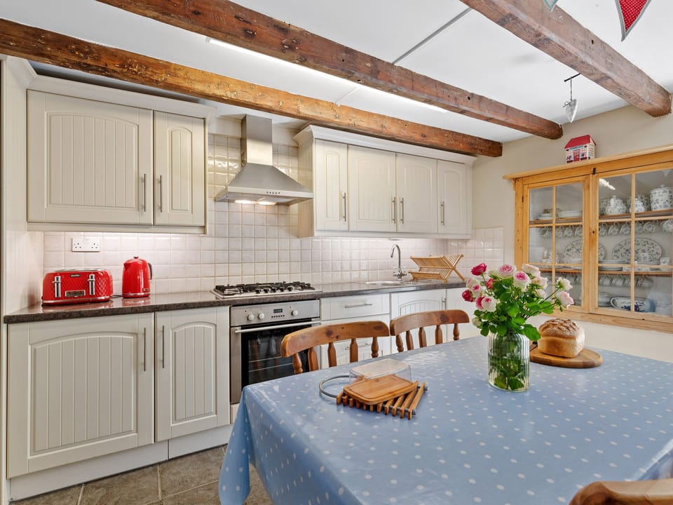 Cottage | Private kitchen | Fridge, microwave, dishwasher, cookware/dishes/utensils