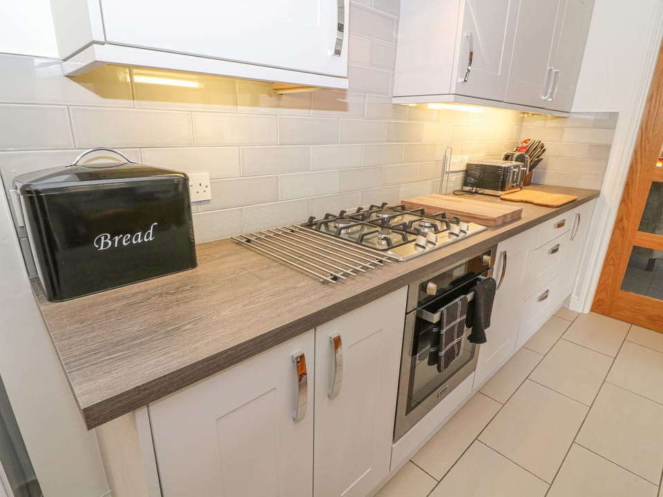 Cottage | Private kitchen | Fridge, dishwasher, electric kettle, toaster