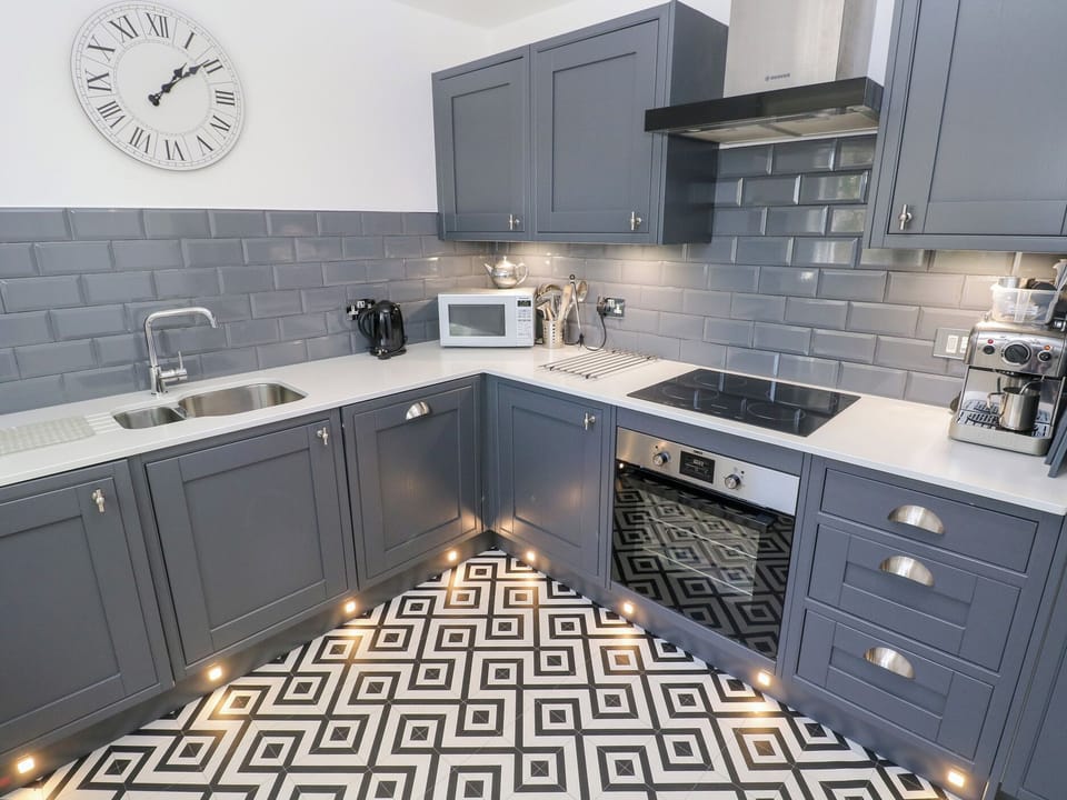 Cottage | Private kitchen | Fridge, dishwasher, electric kettle, toaster