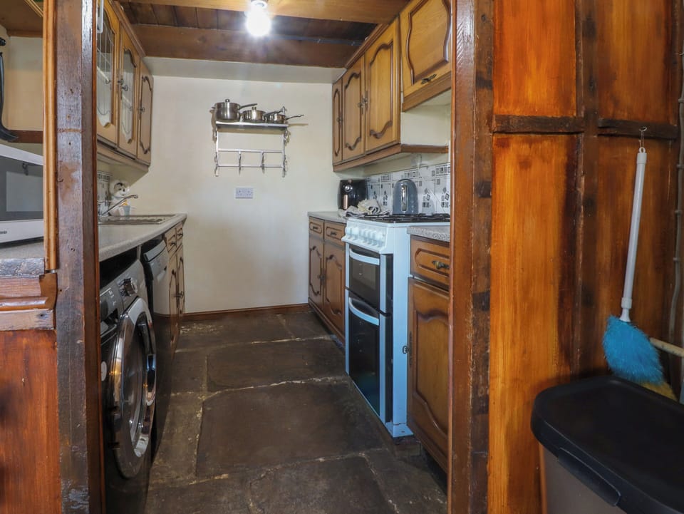 Cottage | Private kitchen | Fridge, dishwasher, electric kettle, toaster