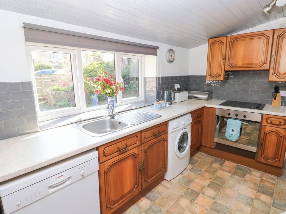Cottage | Private kitchen | Fridge, dishwasher, electric kettle, cookware/dishes/utensils