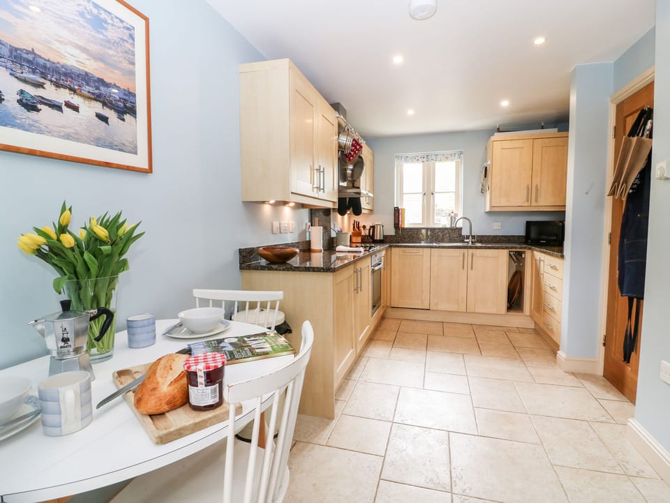 Cottage | Private kitchen | Fridge, microwave, dishwasher, cookware/dishes/utensils