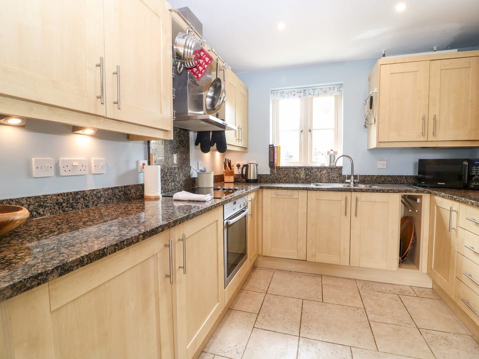 Cottage | Private kitchen | Fridge, microwave, dishwasher, cookware/dishes/utensils