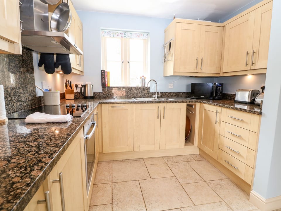 Cottage | Private kitchen | Fridge, microwave, dishwasher, cookware/dishes/utensils
