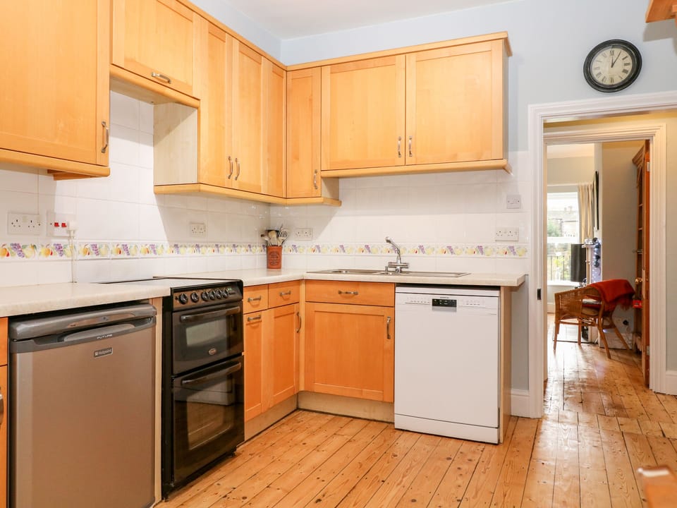Cottage | Private kitchen | Fridge, dishwasher, electric kettle, toaster