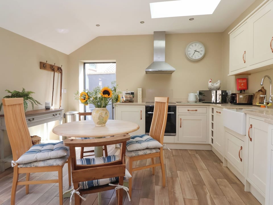 Cottage | Dining