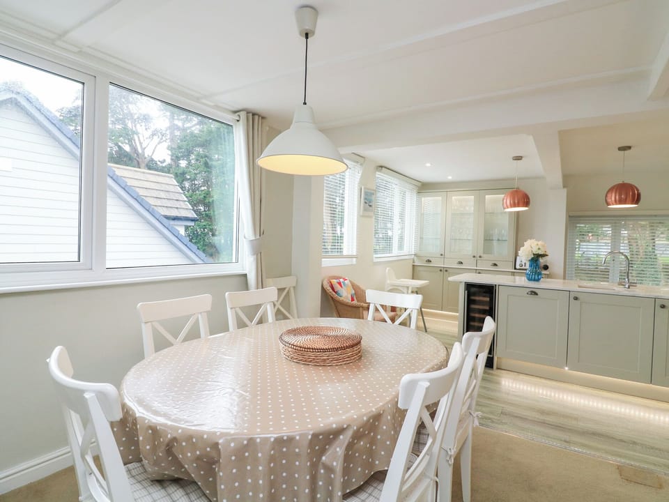 Cottage | Dining