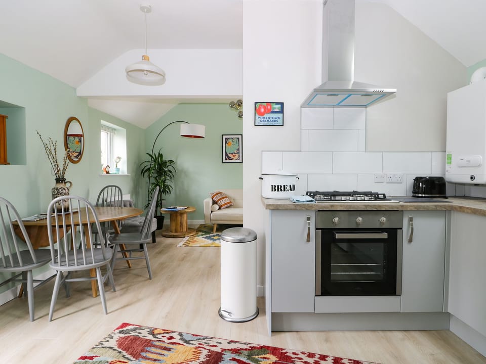 Cottage | Private kitchen | Fridge, microwave, cookware/dishes/utensils