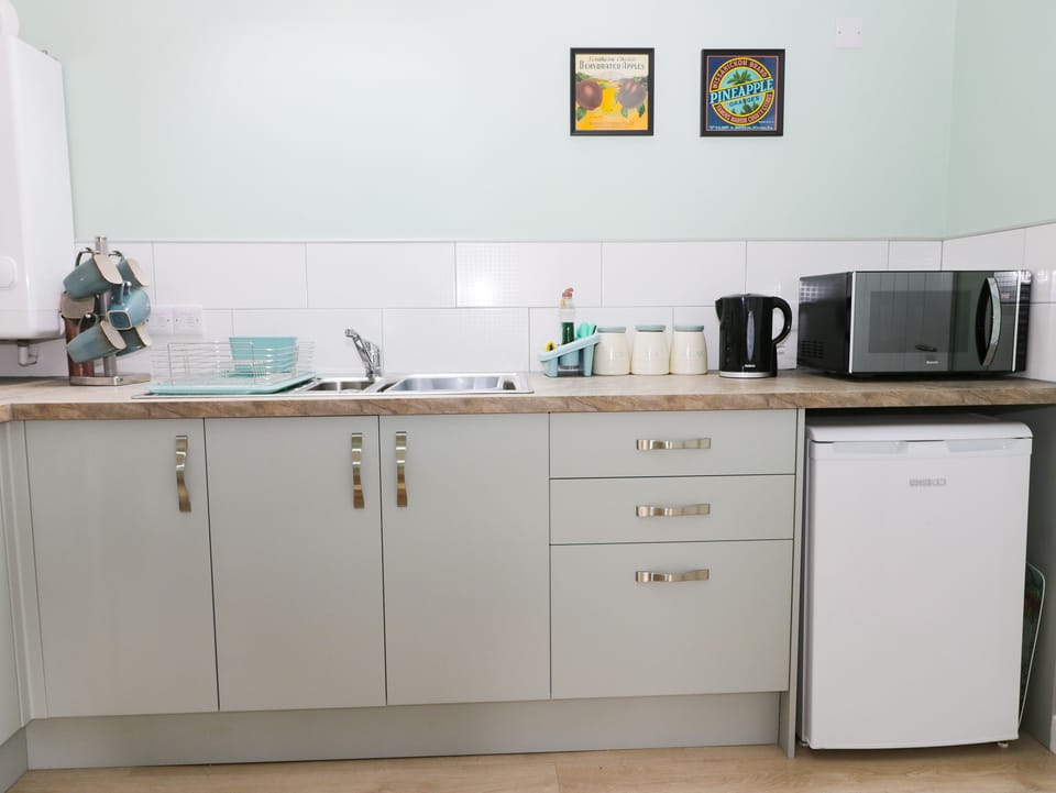 Cottage | Private kitchen | Fridge, microwave, cookware/dishes/utensils
