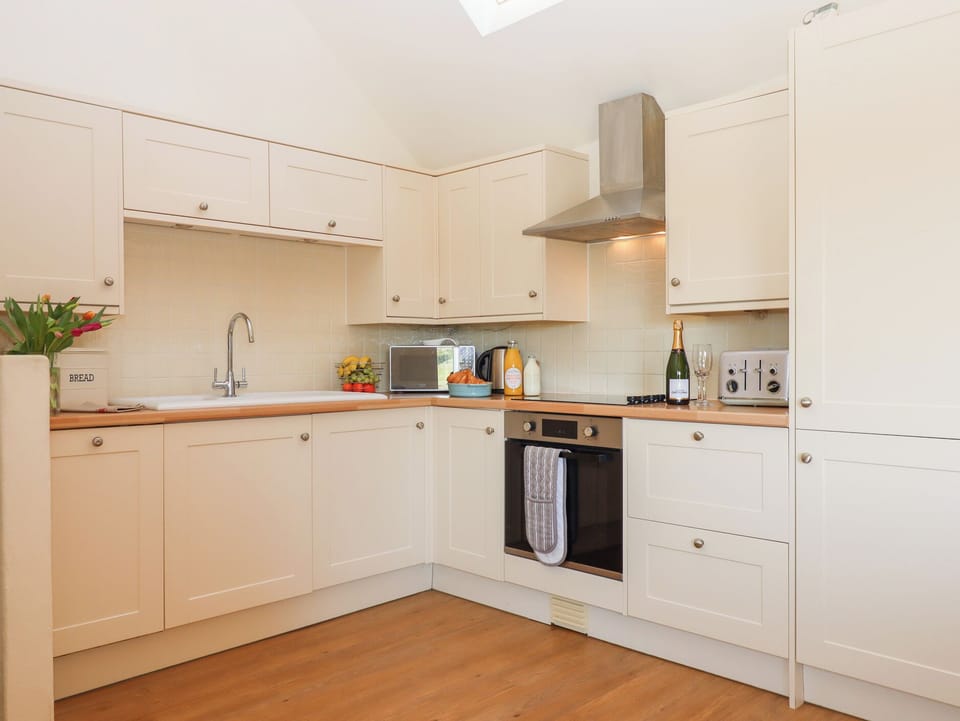Cottage | Private kitchen | Fridge, microwave, dishwasher, electric kettle