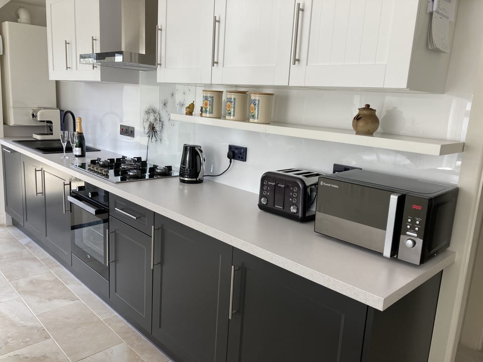 Cottage | Private kitchen | Fridge, microwave, dishwasher, electric kettle