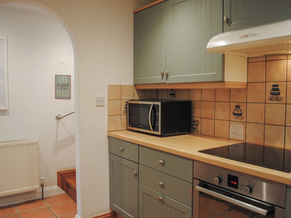 Cottage | Private kitchen | Fridge, microwave, dishwasher, cookware/dishes/utensils