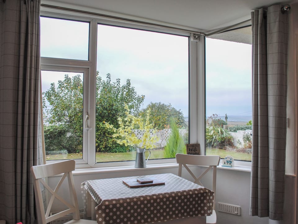 Cottage | Dining
