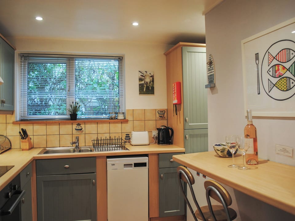 Cottage | Private kitchen | Fridge, microwave, dishwasher, cookware/dishes/utensils