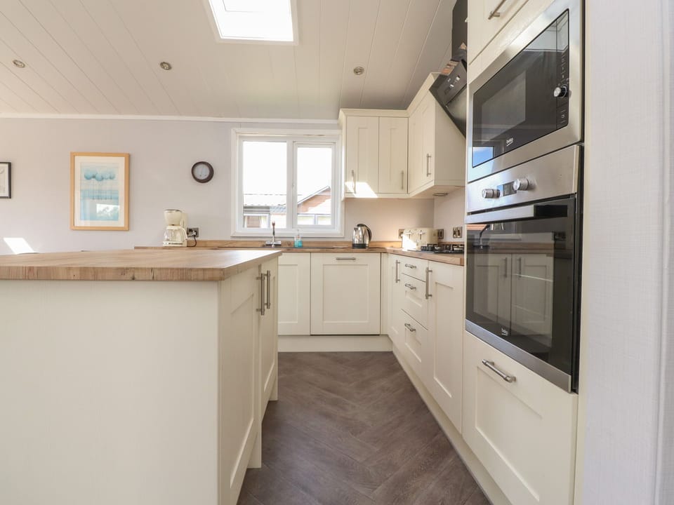Cottage | Private kitchen | Fridge, dishwasher, electric kettle, toaster