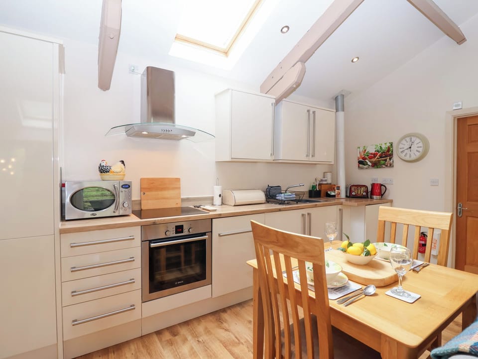 Cottage | Private kitchen | Fridge, microwave, dishwasher, electric kettle