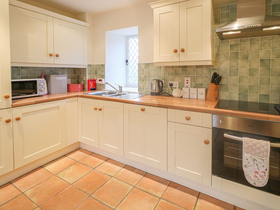 Cottage | Private kitchen | Fridge, dishwasher, electric kettle, toaster