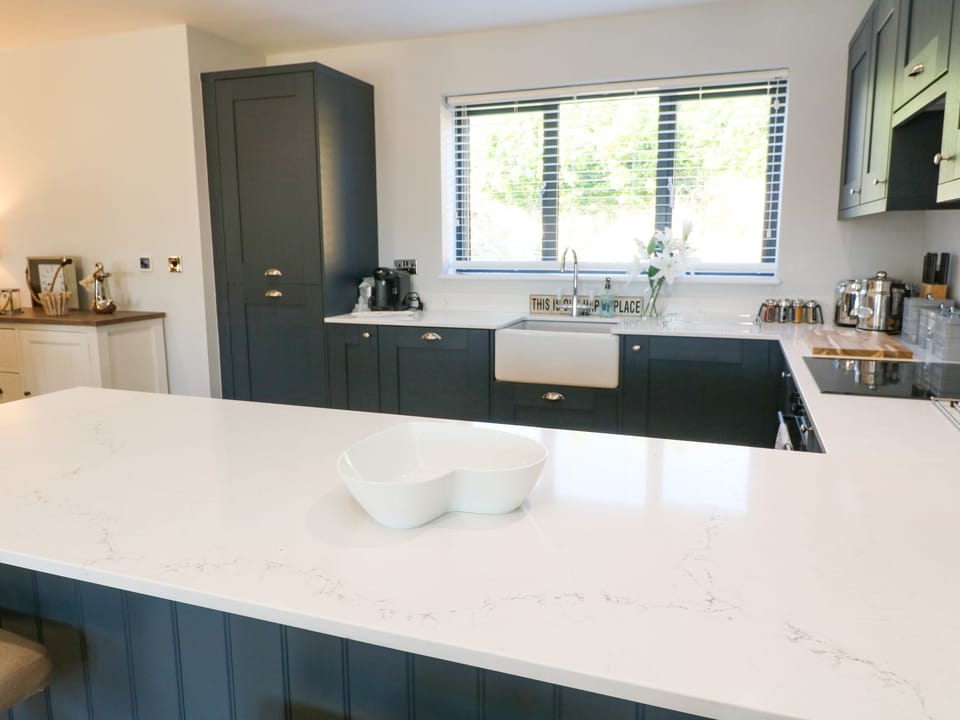 Cottage | Private kitchen | Fridge, microwave, dishwasher, cookware/dishes/utensils