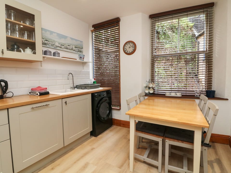 Cottage | Private kitchen | Fridge, dishwasher, electric kettle, cookware/dishes/utensils