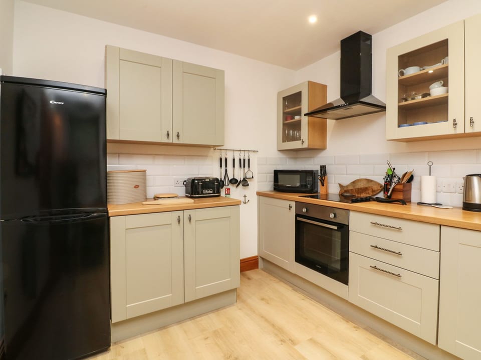 Cottage | Private kitchen | Fridge, dishwasher, electric kettle, cookware/dishes/utensils
