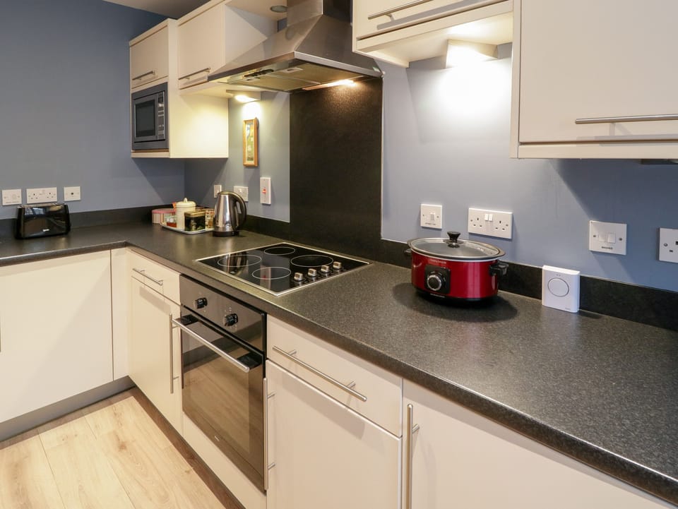 Cottage | Private kitchen | Fridge, microwave, dishwasher, cookware/dishes/utensils