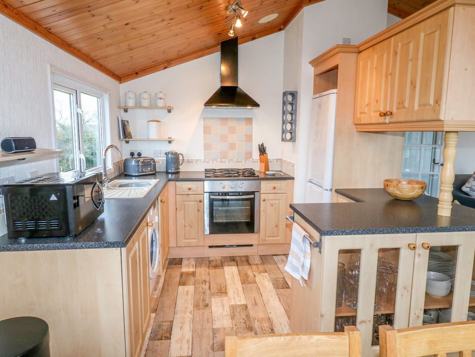 Cottage | Private kitchen | Fridge, microwave, electric kettle, toaster