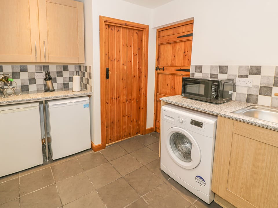 Cottage | Private kitchen | Fridge, microwave, electric kettle, toaster