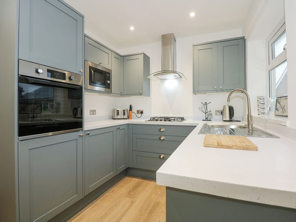 Cottage | Private kitchen | Fridge, dishwasher, electric kettle, toaster