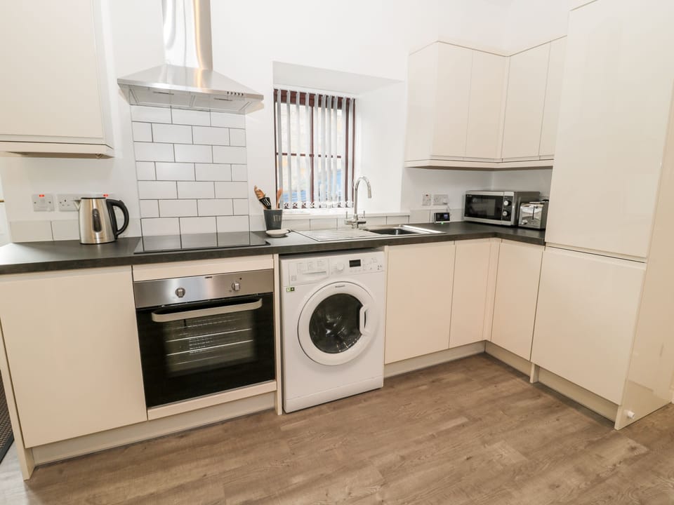 Cottage | Private kitchen | Fridge, microwave, cookware/dishes/utensils