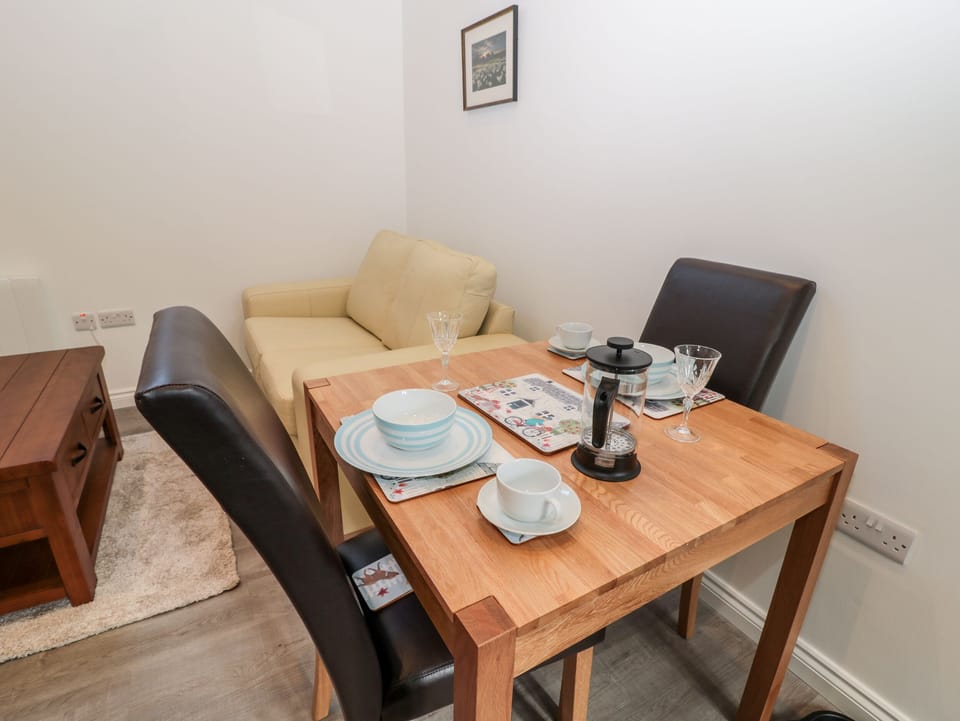 Cottage | Private kitchen | Fridge, microwave, cookware/dishes/utensils
