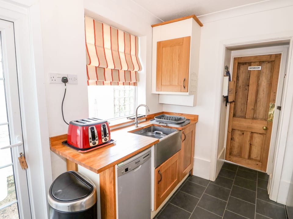 Cottage | Private kitchen | Fridge, microwave, dishwasher, cookware/dishes/utensils
