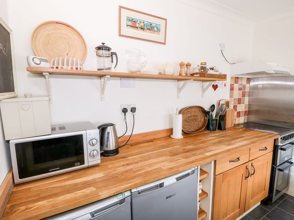 Cottage | Private kitchen | Fridge, microwave, dishwasher, cookware/dishes/utensils