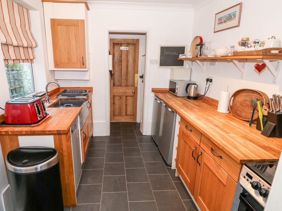 Cottage | Private kitchen | Fridge, microwave, dishwasher, cookware/dishes/utensils