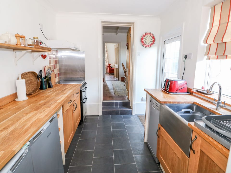 Cottage | Private kitchen | Fridge, microwave, dishwasher, cookware/dishes/utensils