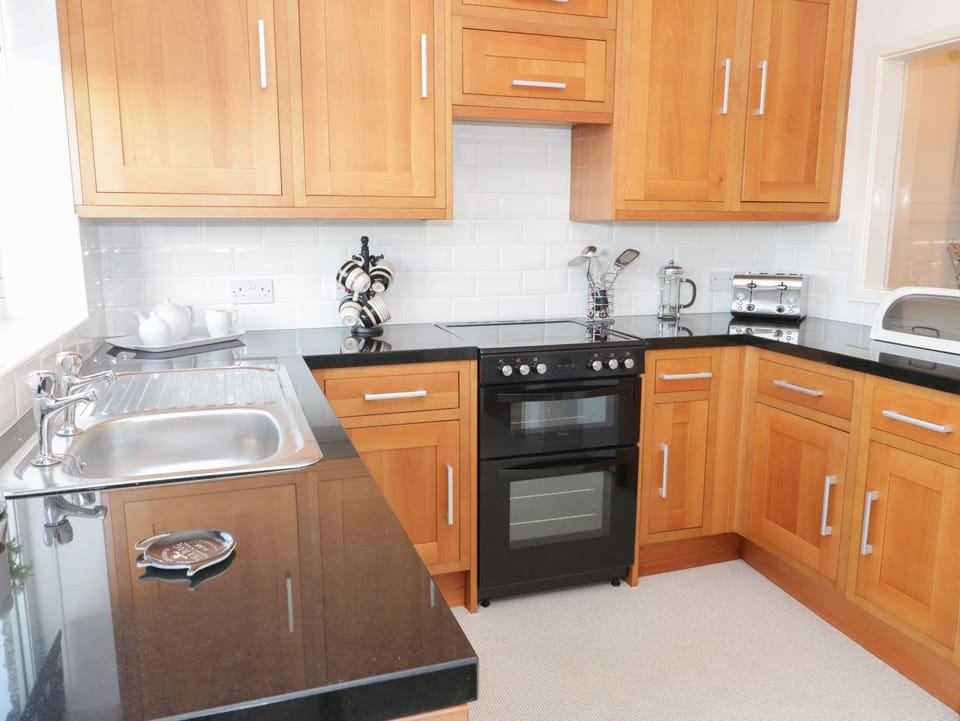 Cottage | Private kitchen | Fridge, dishwasher, electric kettle, toaster