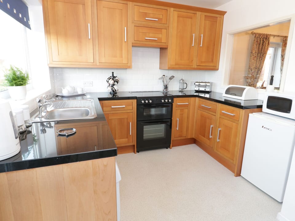 Cottage | Private kitchen | Fridge, dishwasher, electric kettle, toaster