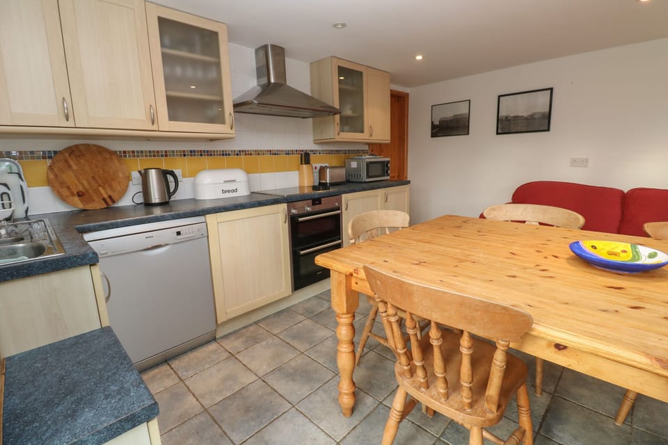 Cottage | Private kitchen | Fridge, microwave, dishwasher, electric kettle