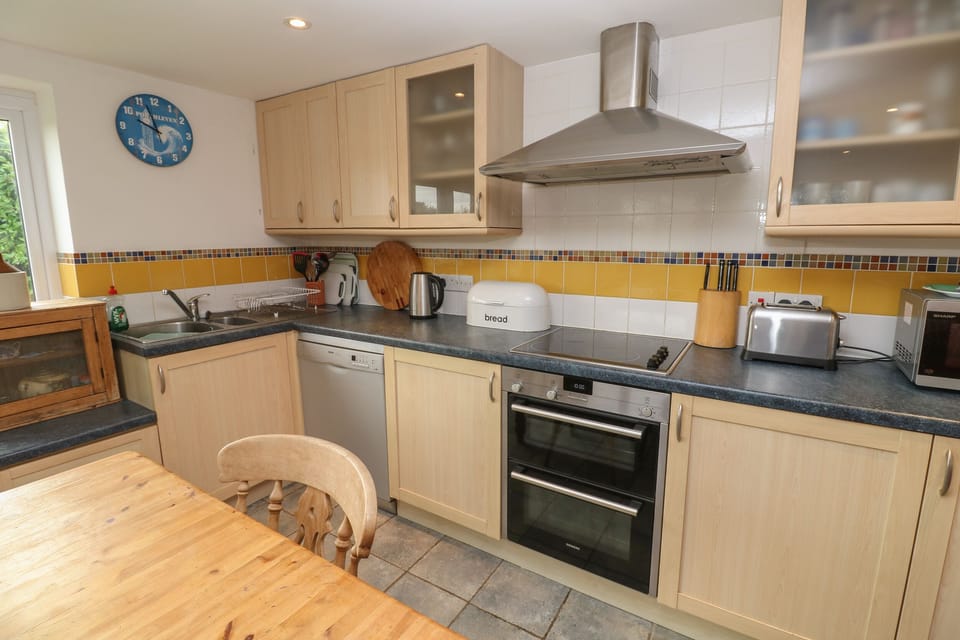 Cottage | Private kitchen | Fridge, microwave, dishwasher, electric kettle